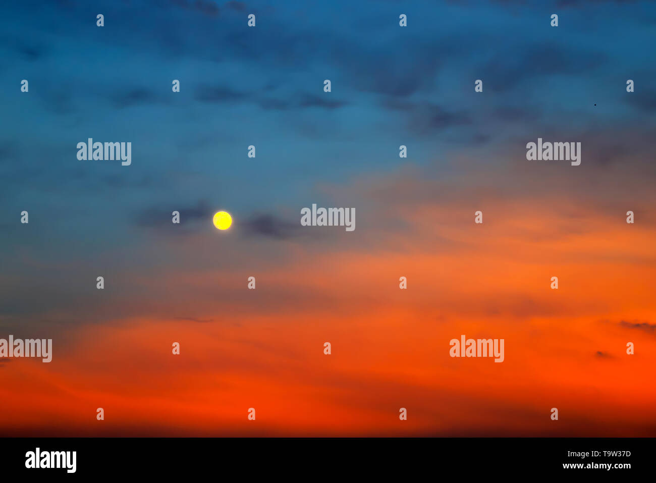 Malerische Vollmond auf dem Hintergrund der schönen blauen und roten Wolken. Wolken bei Sonnenuntergang, Sonnenaufgang während des Vollmonds. Cloud Hintergrund, Text Raum. Stockfoto