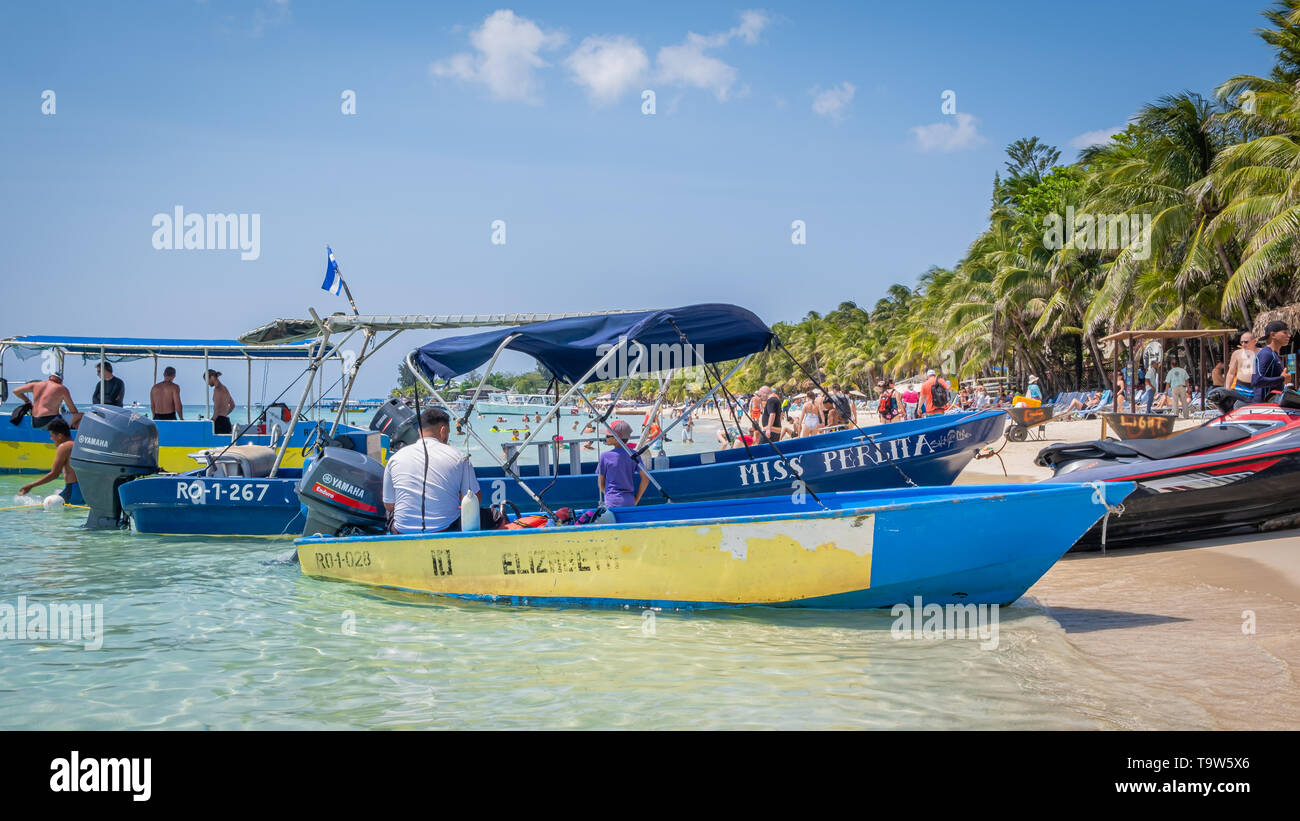 Lokale Boote warten auf Touristen an der West Bay Beach Roatan Honduras zu nehmen. Stockfoto
