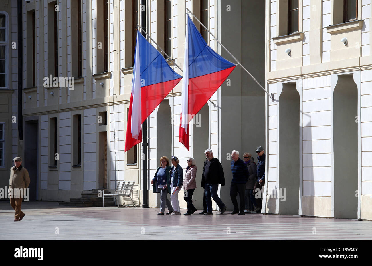 Reisegruppe auf der Prager Burg Stockfoto