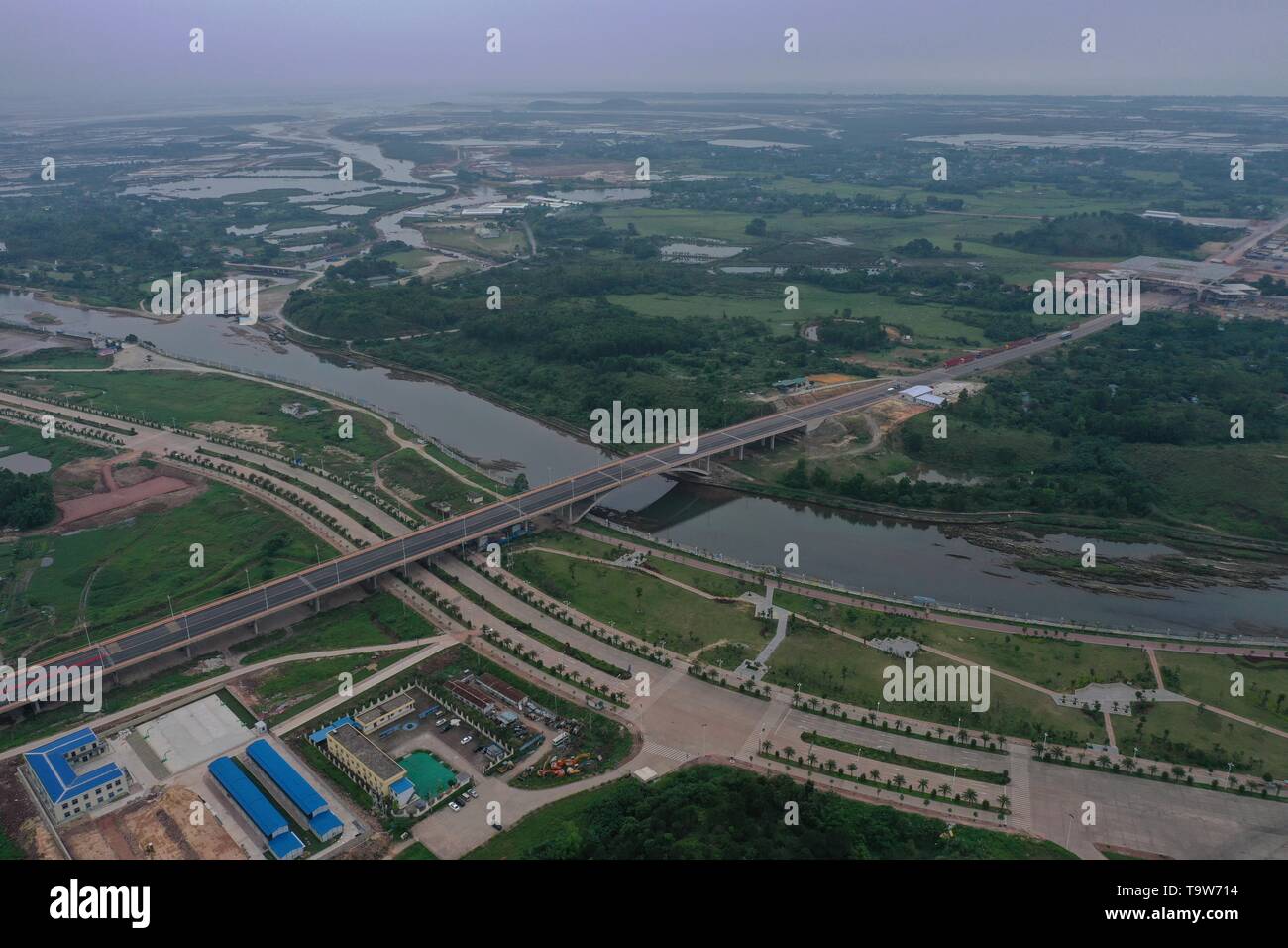 (190520) - nanning, 20. Mai 2019 (Xinhua) - luftaufnahme am 15. April 2019 zeigt die Beilun II Brücke an der Grenze zwischen China und Vietnam. Guangxi hat eine immer wichtigere Rolle unter den Riemen und die Straße Initiative gespielt. (Xinhua / Cao Yiming) Stockfoto