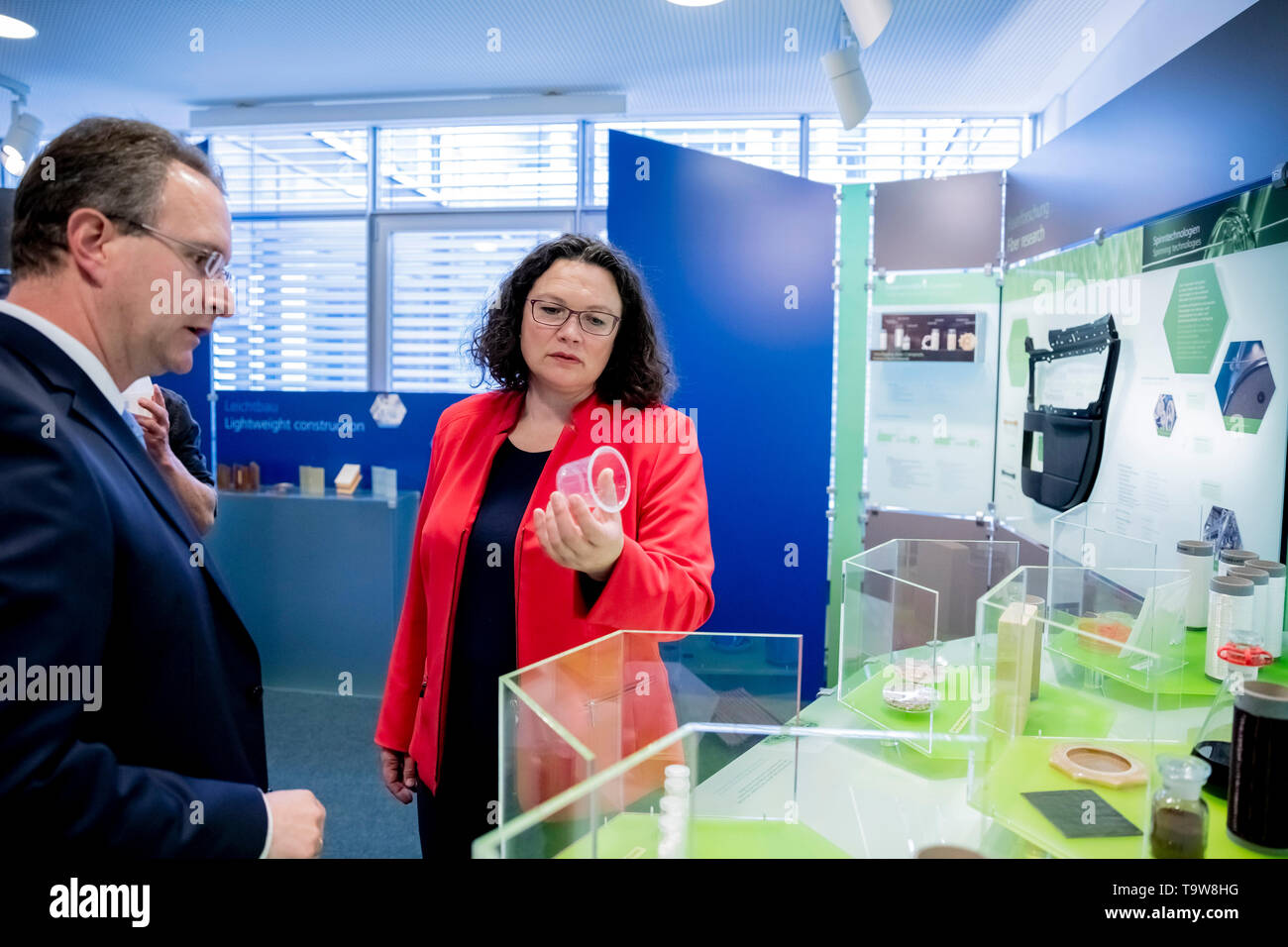 20. Mai 2019, Brandenburg, Potsdam/Golm: Andrea Nahles, SPD-Vorsitzende, besucht die Potsdam-Golm Wissenschaftspark mit Alexander Böker, Direktor des Fraunhofer Instituts für Angewandte Polymerforschung IAP in Potsdam-Golm, eine Schale aus Polymilchsäure zu sehen. Nahles dann Besuche der Frauen Wahllokal in Potsdam, die anlässlich des 100-jährigen Geburtstages der Frauenwahlrecht initiiert wurde. Foto: Christoph Soeder/dpa Stockfoto