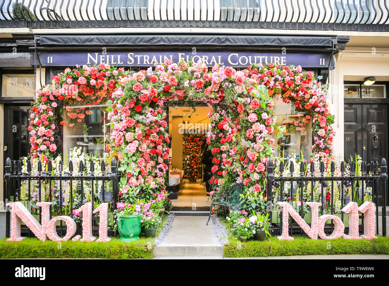 Belgravia, London, UK, 20. Mai eine eindrucksvolle Anzeige außen Neill Belastung Floral Couture. Belgravia der vierten jährlichen Blumen Festival fällt mit der RHS Chelsea Flower Show in benachbarten Chelsea. Dieses Jahr, das Thema "Die Sprache der Blumen" lädt die Besucher der geheime Bedeutungen hinter Blumen zu entdecken. Credit: Imageplotter/Alamy leben Nachrichten Stockfoto