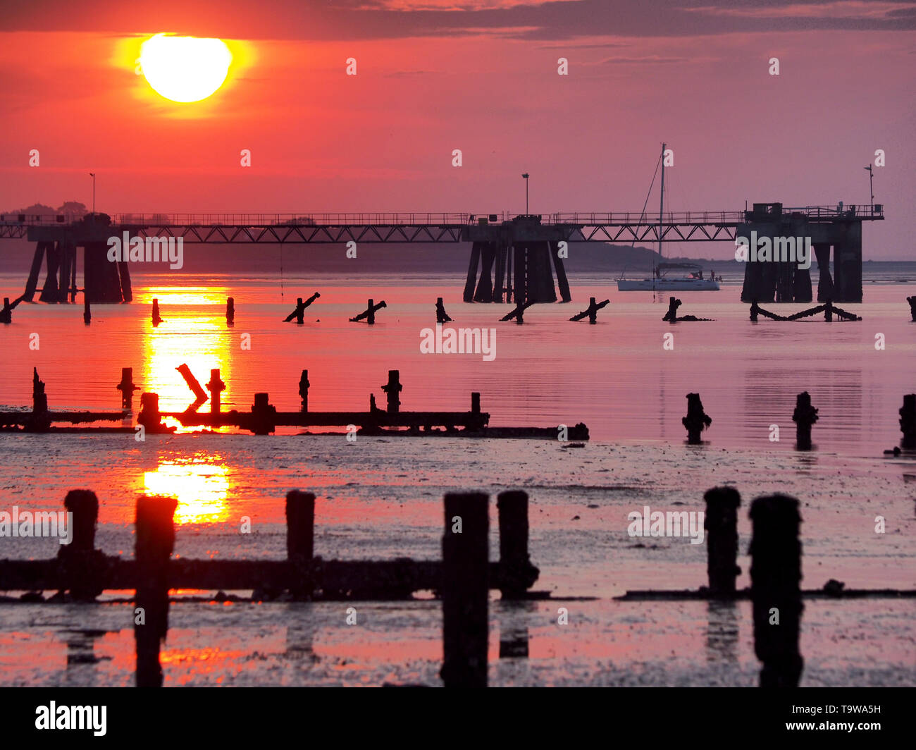 Sheerness, Kent, Großbritannien. 20 Mai, 2019. UK Wetter: Heute abend sonnenuntergang in Sheerness in Kent. Credit: James Bell/Alamy leben Nachrichten Stockfoto