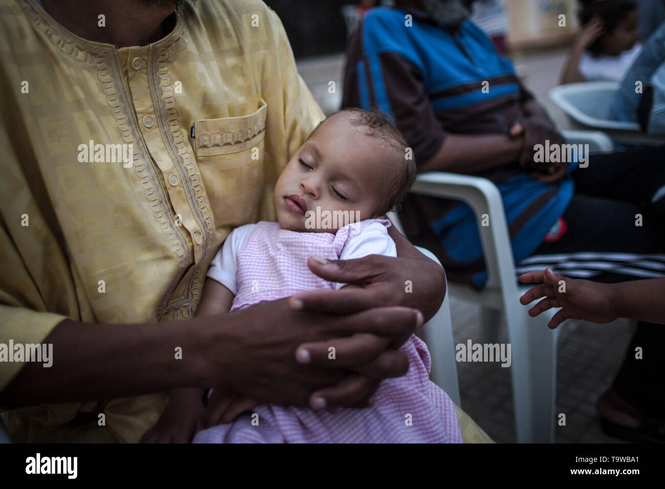Tripolis, Libyen. 20 Mai, 2019. Eine vertriebene Kind ist an einer Schule, in der Dutzende von Familien Zuflucht nach der Flucht suchen gesehen, in Tripolis, Libyen, am 20. Mai 2019. Libyen hat unter eskalierende Gewalt und politische Instabilität seit dem Fall der späten Staatschef Muammar Gaddafi im Jahr 2011. Credit: Amru Salahuddien/Xinhua/Alamy leben Nachrichten Stockfoto