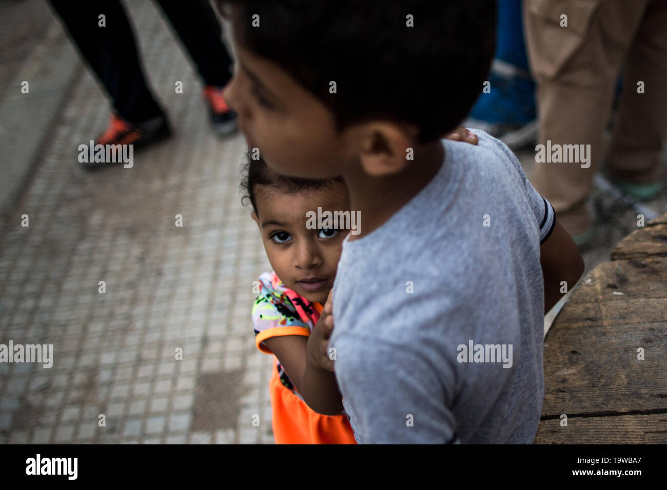 Tripolis, Libyen. 20 Mai, 2019. Vertriebene Kinder sind an einer Schule, in der Dutzende von Familien Zuflucht nach der Flucht suchen gesehen, in Tripolis, Libyen, am 20. Mai 2019. Libyen hat unter eskalierende Gewalt und politische Instabilität seit dem Fall der späten Staatschef Muammar Gaddafi im Jahr 2011. Credit: Amru Salahuddien/Xinhua/Alamy leben Nachrichten Stockfoto
