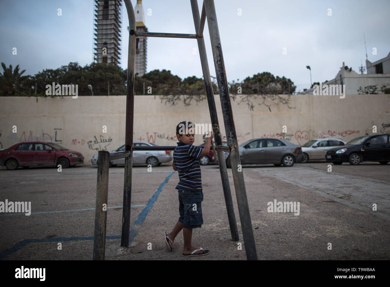 Tripolis, Libyen. 20 Mai, 2019. Eine vertriebene Junge ist an einer Schule, in der Dutzende von Familien Zuflucht nach der Flucht suchen gesehen, in Tripolis, Libyen, am 20. Mai 2019. Libyen hat unter eskalierende Gewalt und politische Instabilität seit dem Fall der späten Staatschef Muammar Gaddafi im Jahr 2011. Credit: Amru Salahuddien/Xinhua/Alamy leben Nachrichten Stockfoto