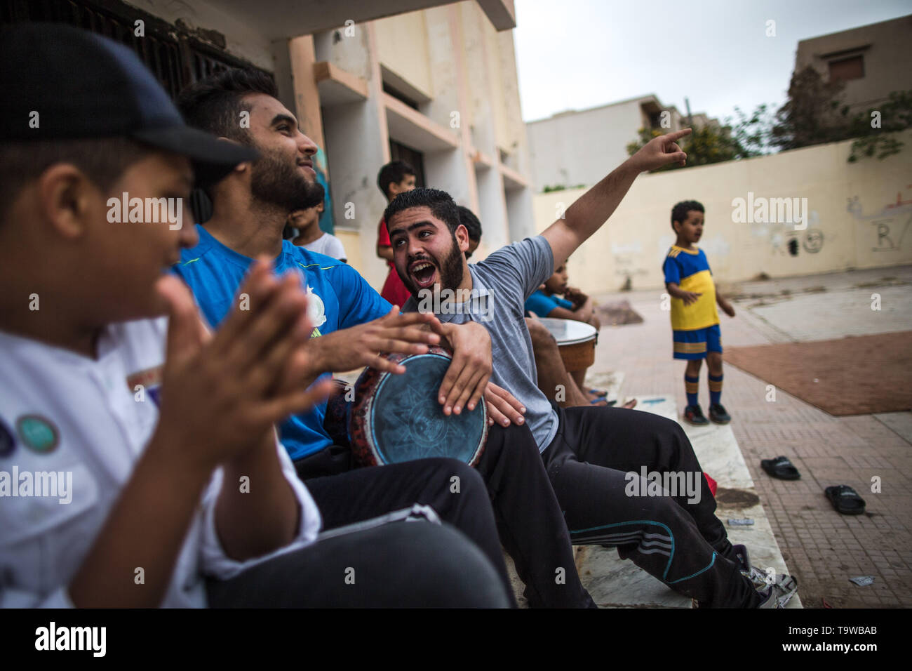 Tripolis, Libyen. 20 Mai, 2019. Vertriebene singen zusammen an einer Schule, in der Dutzende von Familien Zuflucht nach der Flucht suchen, in Tripolis, Libyen, am 20. Mai 2019. Libyen hat unter eskalierende Gewalt und politische Instabilität seit dem Fall der späten Staatschef Muammar Gaddafi im Jahr 2011. Credit: Amru Salahuddien/Xinhua/Alamy leben Nachrichten Stockfoto