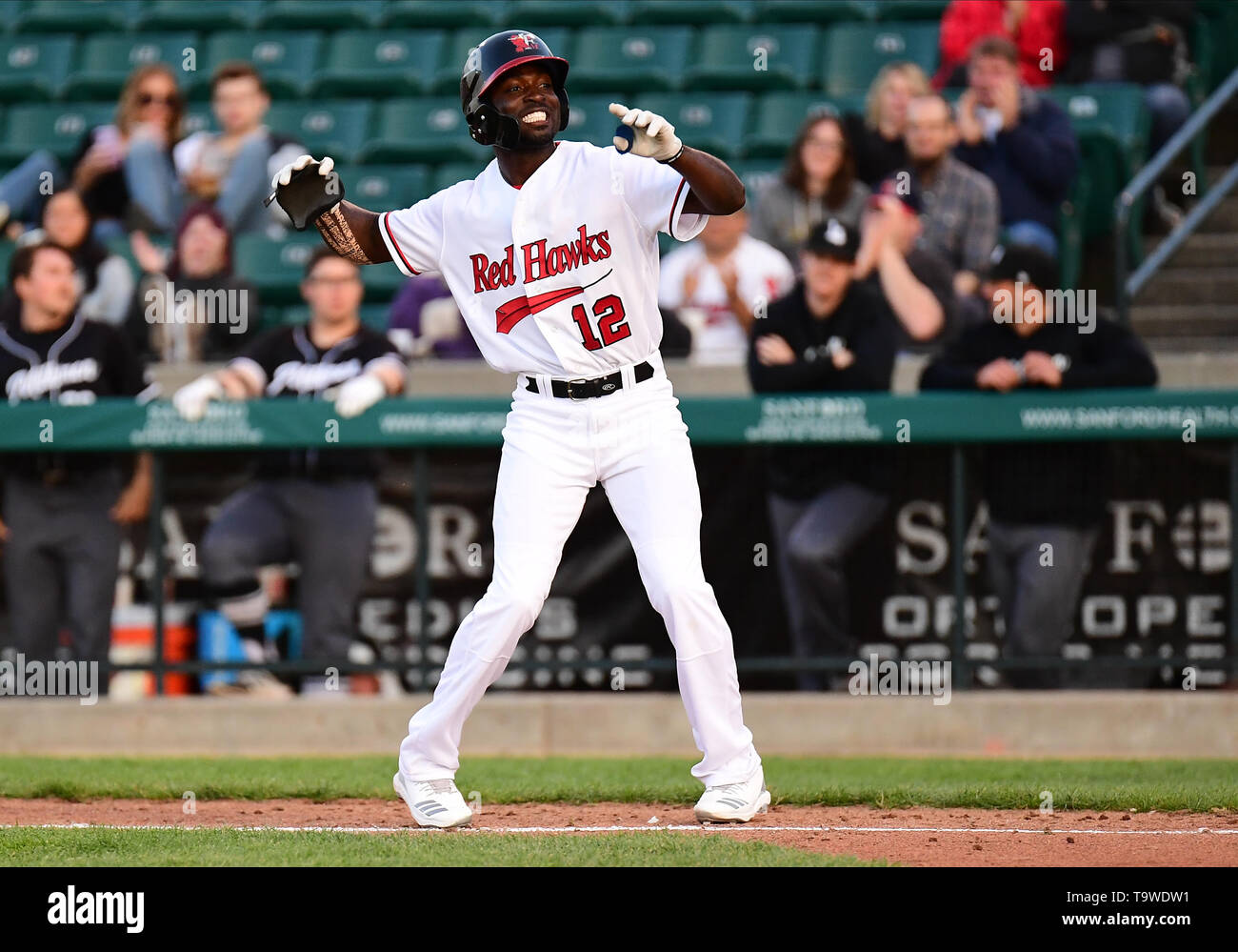 Fargo, ND, USA. 20 Mai, 2019. FM Redhawks Devan Ahart (12) feiert man in einem Lauf während der FM Redhawks Spiel gegen die Milwaukee Milchmann in American Association professional Baseball bei Newman im freien Feld in Fargo, ND. Milwaukee gewann 5-3. Foto von Russell Hons/CSM/Alamy leben Nachrichten Stockfoto