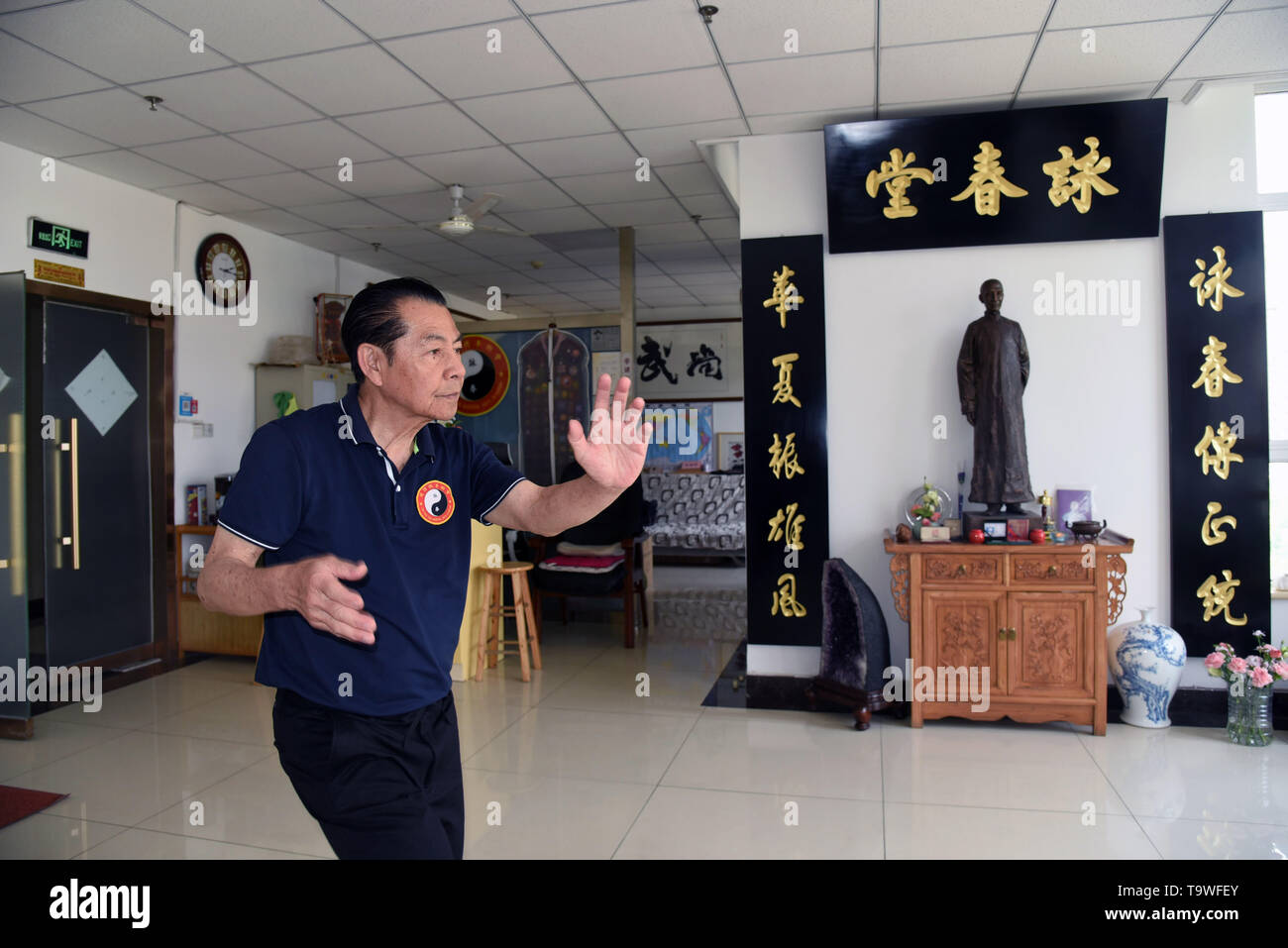 (190521) - jinan, 21. Mai 2019 (Xinhua) - Lu Weide Praktiken Yong Chun Kampfkunst in Jinan in der ostchinesischen Provinz Shandong, 15. Mai 2019. Lu Weide, ein 74-jähriger Mann aus Hong Kong, ist in seinem fünften Jahr in Jinan, der Hauptstadt des im Nordosten der chinesischen Provinz Shandong sowohl für seine geliebte Frau und seine Leidenschaft in Yong Chun Kampfkunst. Lu begann das Üben der Kampfkunst wie Taijiquan in seiner Kindheit. Während der Arbeit für die Icac in Hongkong in den 80er Jahren, erhielt er mit Ihr Zhun, der älteste Sohn von Ye Wen, der Meister der Yong Chun in China, die Lehre war für die Mitarbeiter der ICAC kennen. Lu bald deve Stockfoto