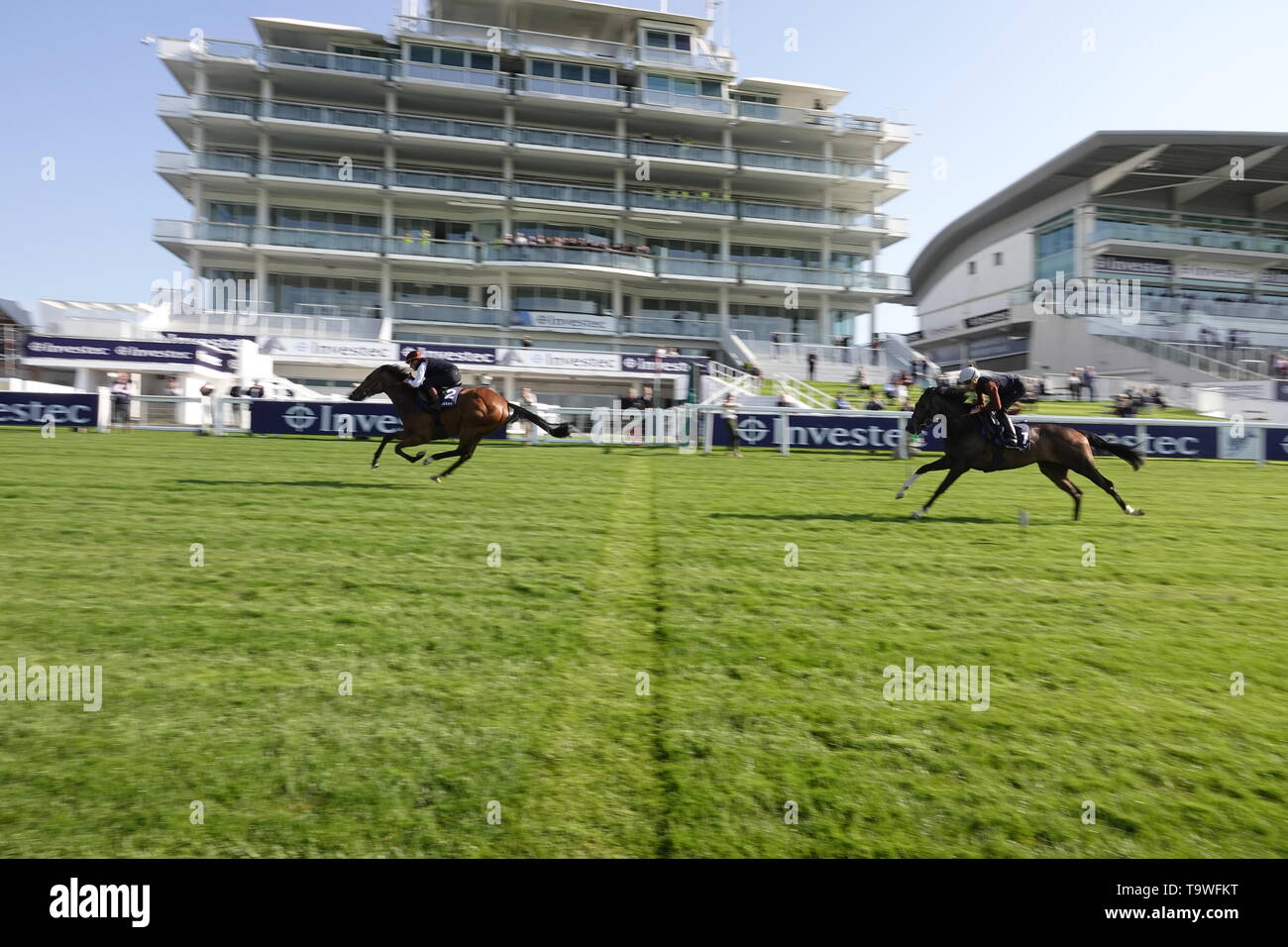 Epsom Downs, Surrey, Großbritannien. 21 Mai, 2019. Tau Teke führt Stabile mate Shegala am "Frühstück mit Vorschau der Stars der Investec Derby Wochenende 31. Mai 1. Juni) auf die berühmte Epsom Downs Credit: Motofoto/Alamy leben Nachrichten Stockfoto