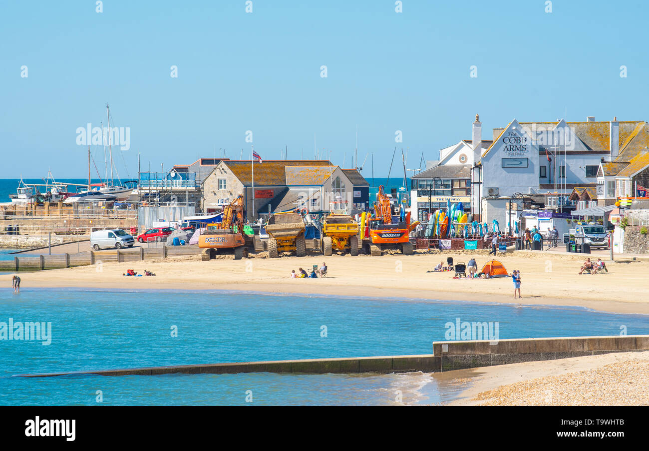 Lyme Regis, Dorset, Großbritannien. 21. Mai 2019. UK Wetter: ein schöner Morgen der heißen Sonne und strahlend blauen Himmel in den Badeort Lyme Regis. Besucher tauchen Sie ein in die herrlich sonniges Wetter, der eingestellt wird, um für den Rest der Woche fortzusetzen. Credit: Celia McMahon/Alamy Leben Nachrichten. Stockfoto