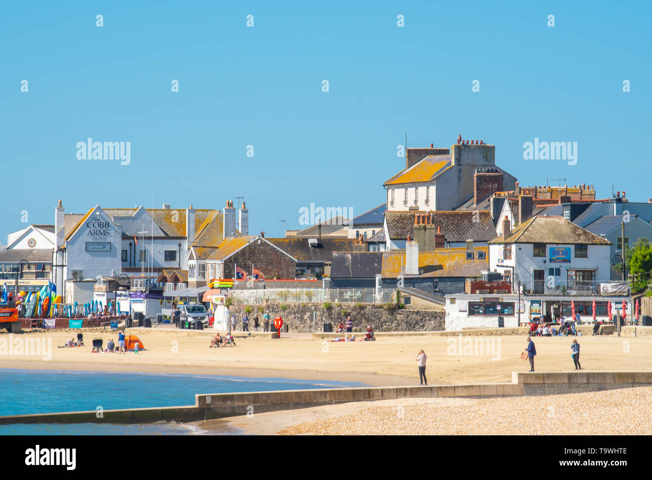 Lyme Regis, Dorset, Großbritannien. 21. Mai 2019. UK Wetter: ein schöner Morgen der heißen Sonne und strahlend blauen Himmel in den Badeort Lyme Regis. Besucher tauchen Sie ein in die herrlich sonniges Wetter, der eingestellt wird, um für den Rest der Woche fortzusetzen. Credit: Celia McMahon/Alamy Leben Nachrichten. Stockfoto