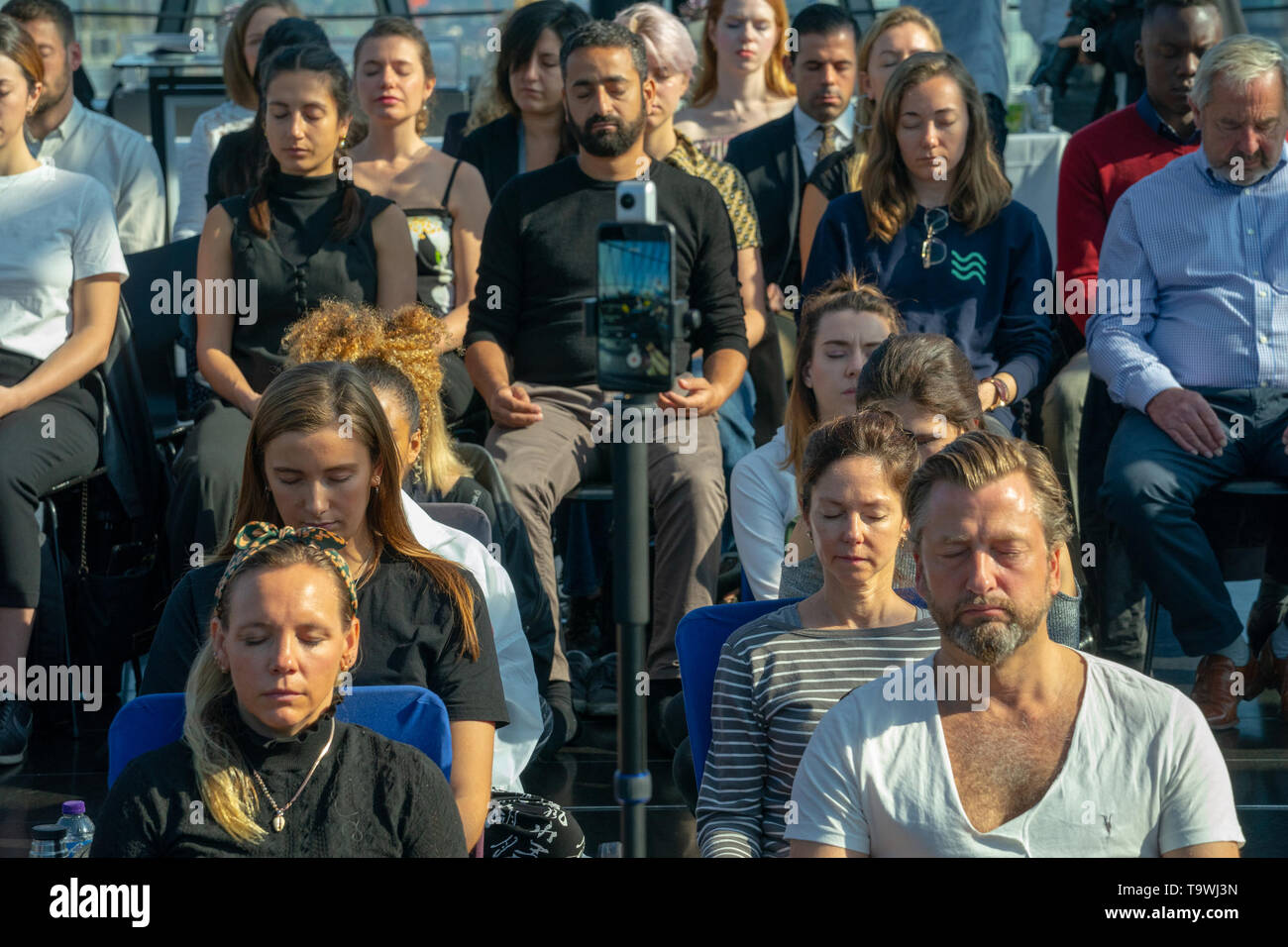 London, Großbritannien. 21 Mai, 2019. Die Beeja Meditation group Hosting eine geführte Meditation in Searcys Balken an der Oberseite des Gerkin Bürogebäude in London zur Welt meditation Tag markieren. Foto Datum: Dienstag, 21. Mai 2019. Foto: Roger Garfield/Alamy Credit: Roger Garfield/Alamy leben Nachrichten Stockfoto