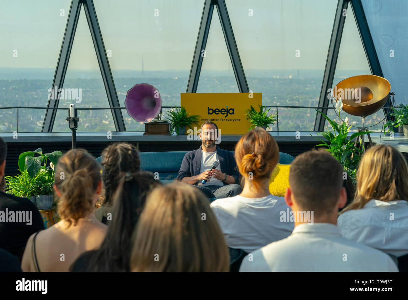 London, Großbritannien. 21 Mai, 2019. Wird Williams, Autor der Mühelose Verstand, führt die Beeja Meditation Gruppe in eine geführte Meditation Klasse in Searcys Balken an der Oberseite des Gerkin Bürogebäude in London zur Welt meditation Tag markieren. Foto Datum: Dienstag, 21. Mai 2019. Foto: Roger Garfield/Alamy Credit: Roger Garfield/Alamy leben Nachrichten Stockfoto