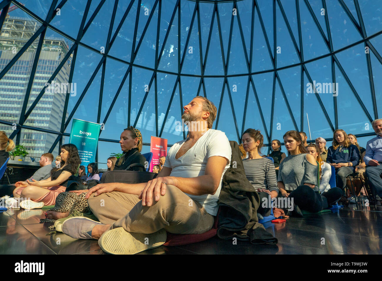 London, Großbritannien. 21 Mai, 2019. Die Beeja Meditation group Hosting eine geführte Meditation in Searcys Balken an der Oberseite des Gerkin Bürogebäude in London zur Welt meditation Tag markieren. Foto Datum: Dienstag, 21. Mai 2019. Foto: Roger Garfield/Alamy Credit: Roger Garfield/Alamy leben Nachrichten Stockfoto