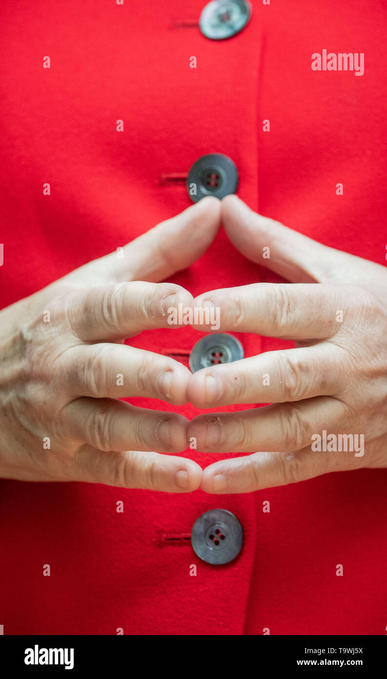 Berlin, Deutschland. 21 Mai, 2019. Bundeskanzlerin Angela Merkel (CDU) hat ihre Hände zu einem Diamanten vor der Feier "10 Jahre Generation Brücke Deutschland' gefaltet werden. Das soziale Unternehmen organisiert regelmässige Treffen zwischen alten und jungen Menschen. Quelle: Michael Kappeler/dpa/Alamy leben Nachrichten Stockfoto