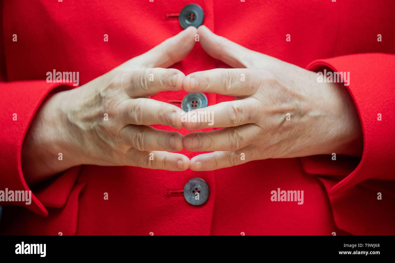 Berlin, Deutschland. 21 Mai, 2019. Bundeskanzlerin Angela Merkel (CDU) hat ihre Hände zu einem Diamanten vor der Feier "10 Jahre Generation Brücke Deutschland' gefaltet werden. Das soziale Unternehmen organisiert regelmässige Treffen zwischen alten und jungen Menschen. Quelle: Michael Kappeler/dpa/Alamy leben Nachrichten Stockfoto