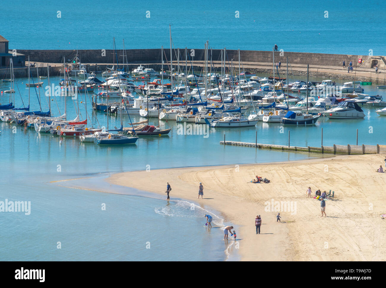 Lyme Regis, Dorset, Großbritannien. Mai 2019. UK Wetter: Ein schöner Morgen mit heißem Sonnenschein und strahlend blauen Himmel am Badeort Lyme Regis. Die Besucher genießen das herrliche sonnige Wetter, das für den Rest der Woche andauern wird. Quelle: DWR/Alamy Live News. Stockfoto