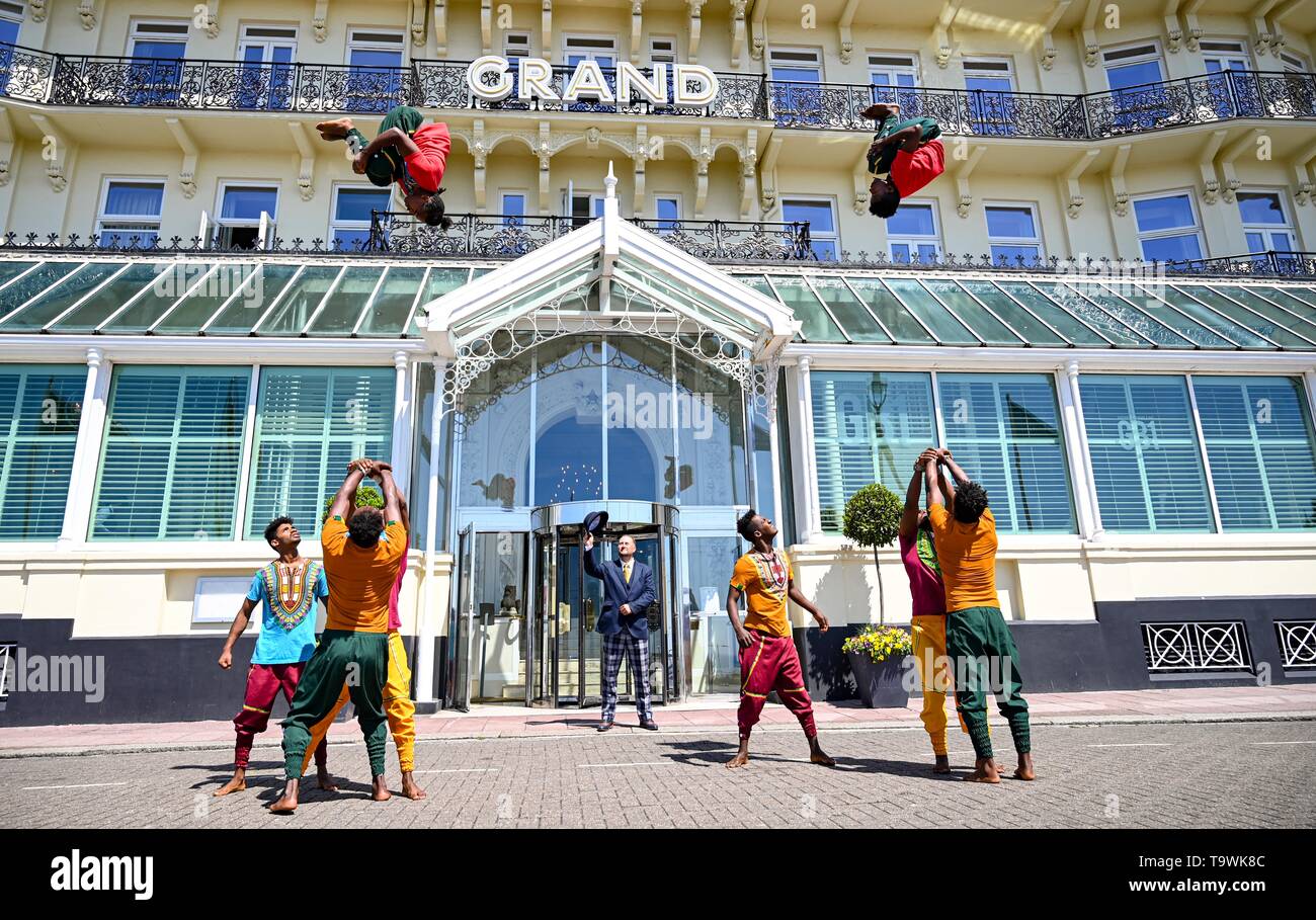 Brighton UK Mai 2019 21 - Personal und Besucher erhielten eine Überraschung wenn akrobaten vom Circus Abessinien im Grand Hotel in Brighton, wo Sie heute übernachten, bevor ihre Show äthiopischen Träume durchführen am Brighton Fringe Festival bis Anfang Juni sind angekommen. Die Akrobaten und schlangenmenschen vor kurzem in Tim Burtons Film Dumbo. Foto: Simon Dack/Alamy leben Nachrichten Stockfoto