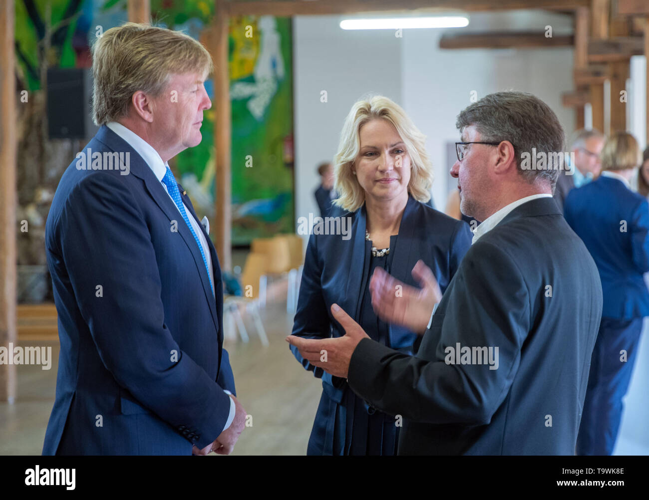 Bollewick, Deutschland. 21 Mai, 2019. Der niederländische König Willem-Alexander (l) spricht mit dem Ministerpräsidenten von Mecklenburg-Vorpommern, Manuela Schwesig (SPD) und der Bürgermeister der Gemeinde Bollewick, Bertold Meyer. Das königliche Paar informieren sich über Projekte für die Entwicklung der ländlichen Räume in der Scheune Bollewick Feld und dann weiter nach Brandenburg reisen. Credit: Jens Büttner/dpa-Zentralbild/dpa/Alamy leben Nachrichten Stockfoto