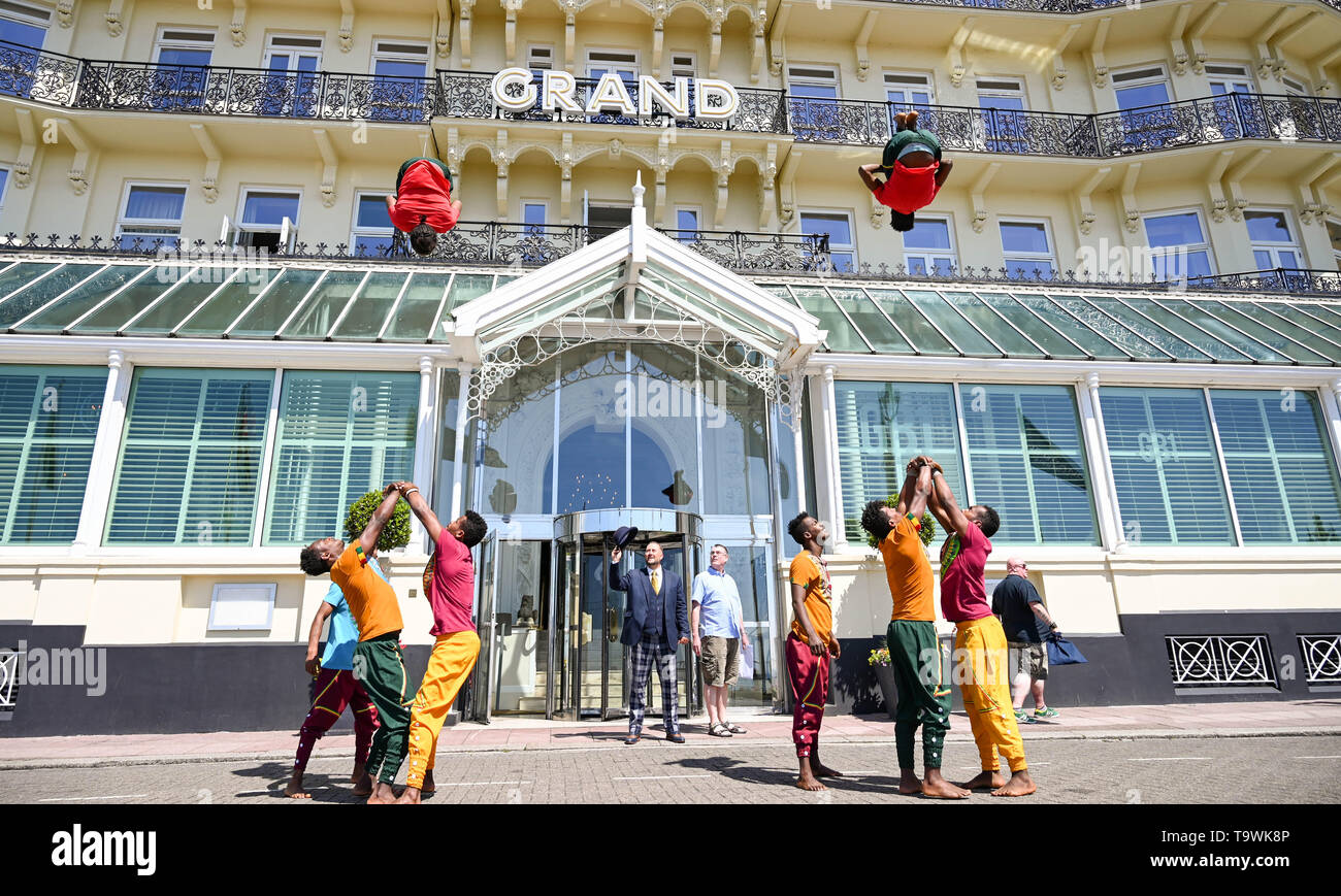 Brighton UK Mai 2019 21 - Personal und Besucher erhielten eine Überraschung wenn akrobaten vom Circus Abessinien im Grand Hotel in Brighton, wo Sie heute übernachten, bevor ihre Show äthiopischen Träume durchführen am Brighton Fringe Festival bis Anfang Juni sind angekommen. Die Akrobaten und schlangenmenschen vor kurzem in Tim Burtons Film Dumbo. Foto: Simon Dack/Alamy leben Nachrichten Stockfoto