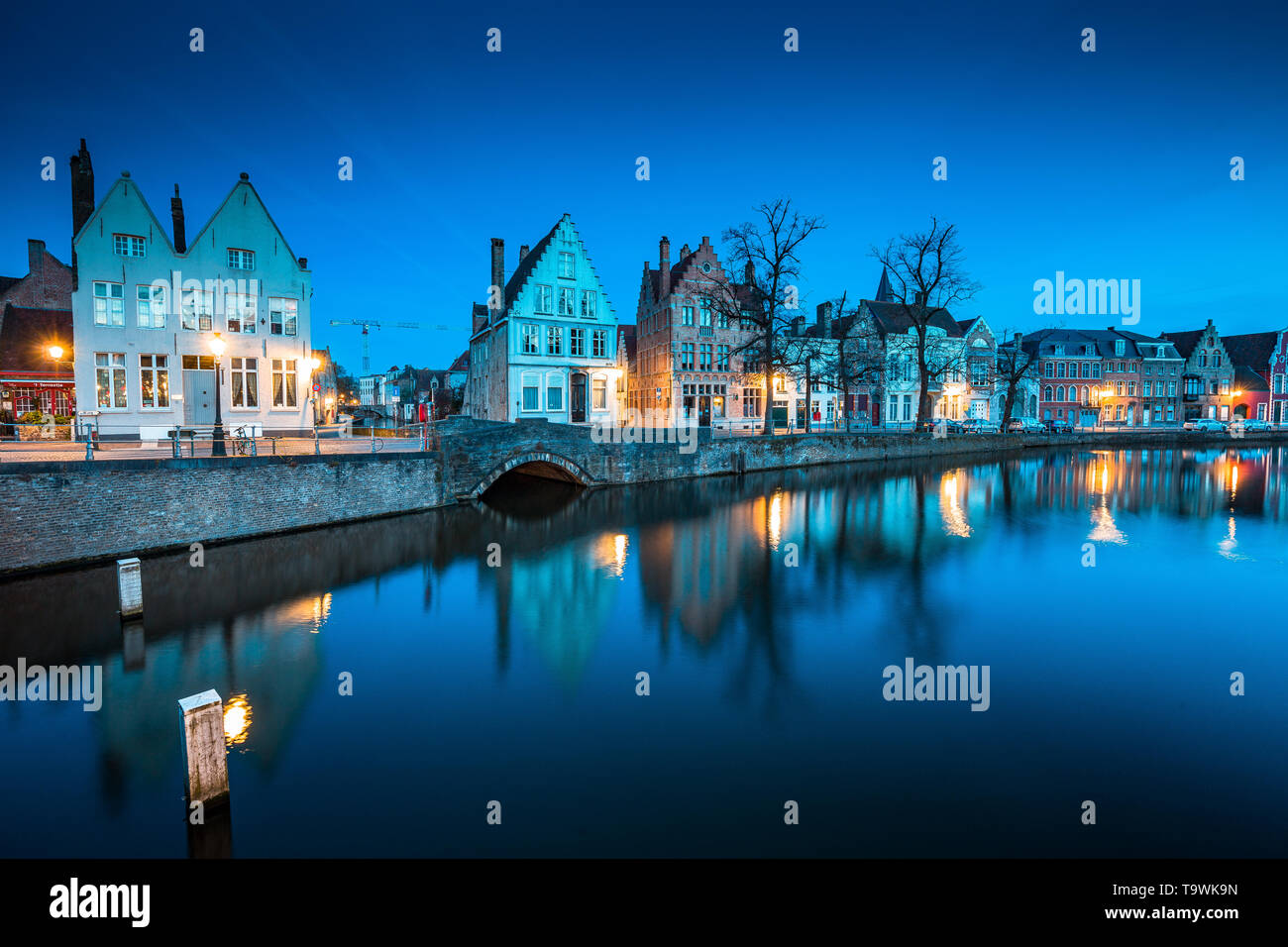 Schöne Dämmerung Blick auf das historische Zentrum von Brügge mit alten Häusern entlang der berühmten dijver Kanal leuchtet während Blaue Stunde in der Dämmerung, Bru Stockfoto