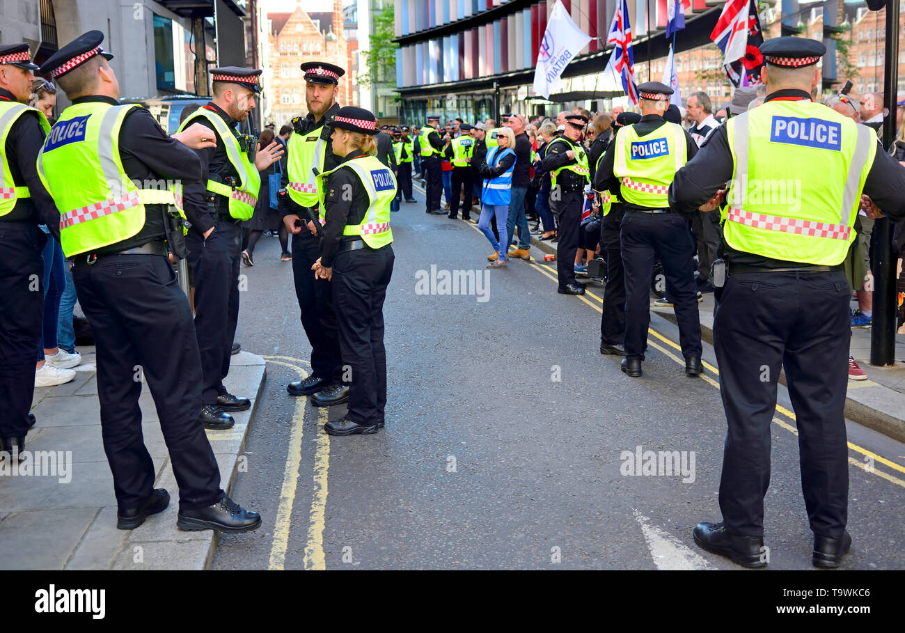 London, England, UK. Polizeibeamte der Polizei ein Publikum außerhalb des Old Bailey, Mai 2019 als Tommy Robinson ist für die Wiederaufnahme des Verfahrens auf der Verachtung Gebühren gesendet Stockfoto