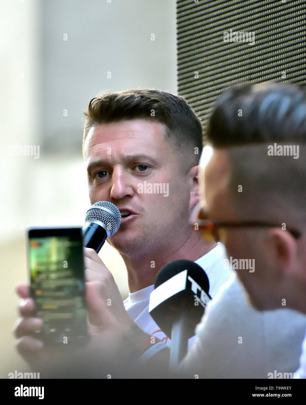 Tommy Robinson (Stephen Yaxley-Lennon) spricht mit einer Masse von seinen Anhängern außerhalb des Old Bailey nach gesagt wird, er wird ein Wiederaufnahmeverfahren für Missachtung Gesicht Stockfoto