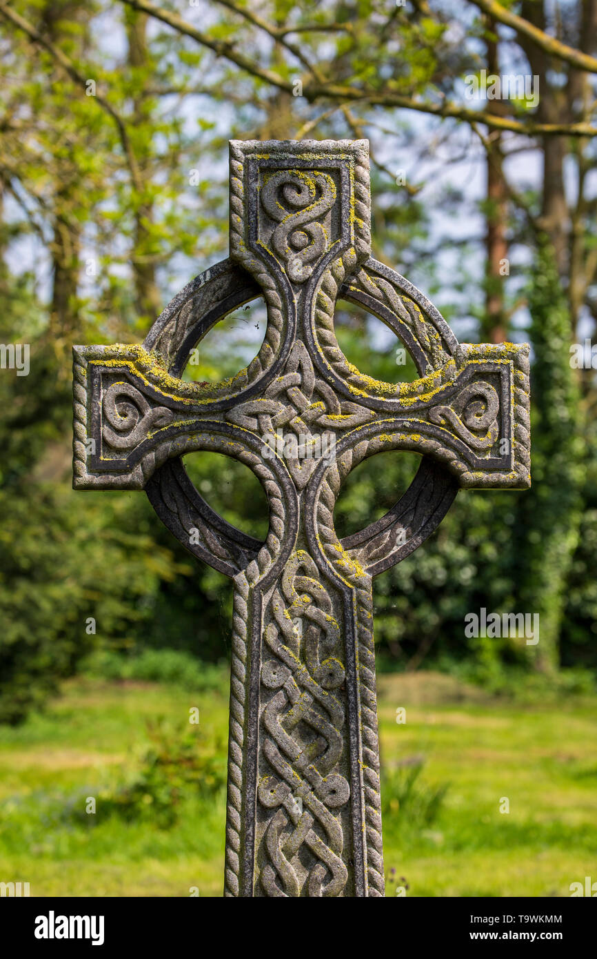 Eine geschnitzte Keltische Kreuz in einem englischen Friedhof Stockfoto