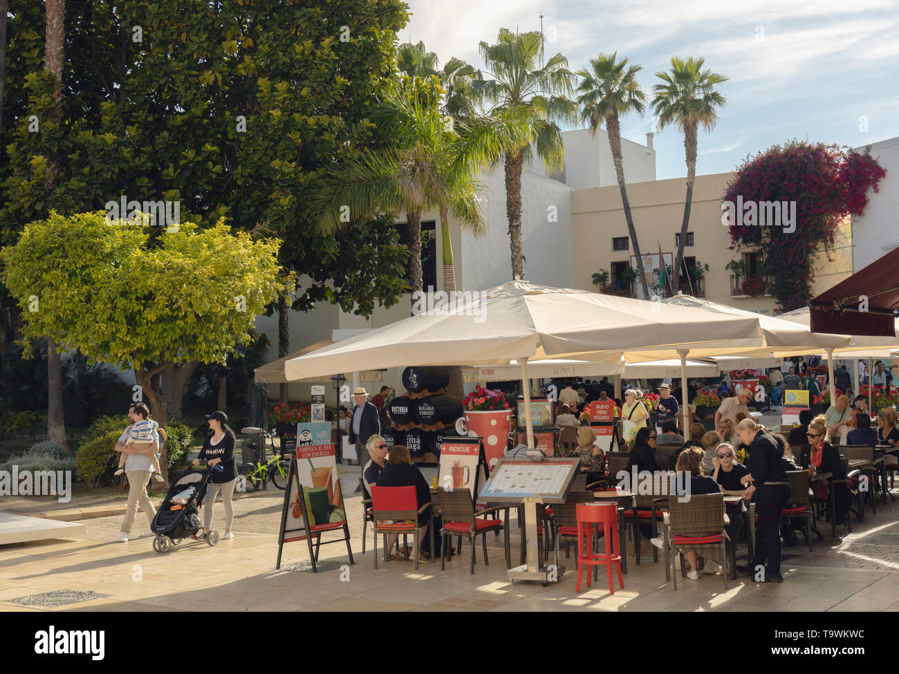 Kunden, um einen Drink zu genießen und auf der Terrasse der Bar El Pimpi auf der Ecke der Calle Zegri und Calle Alcazabilla, Malaga, Costa del Sol, Provinz Malaga, Andal Stockfoto