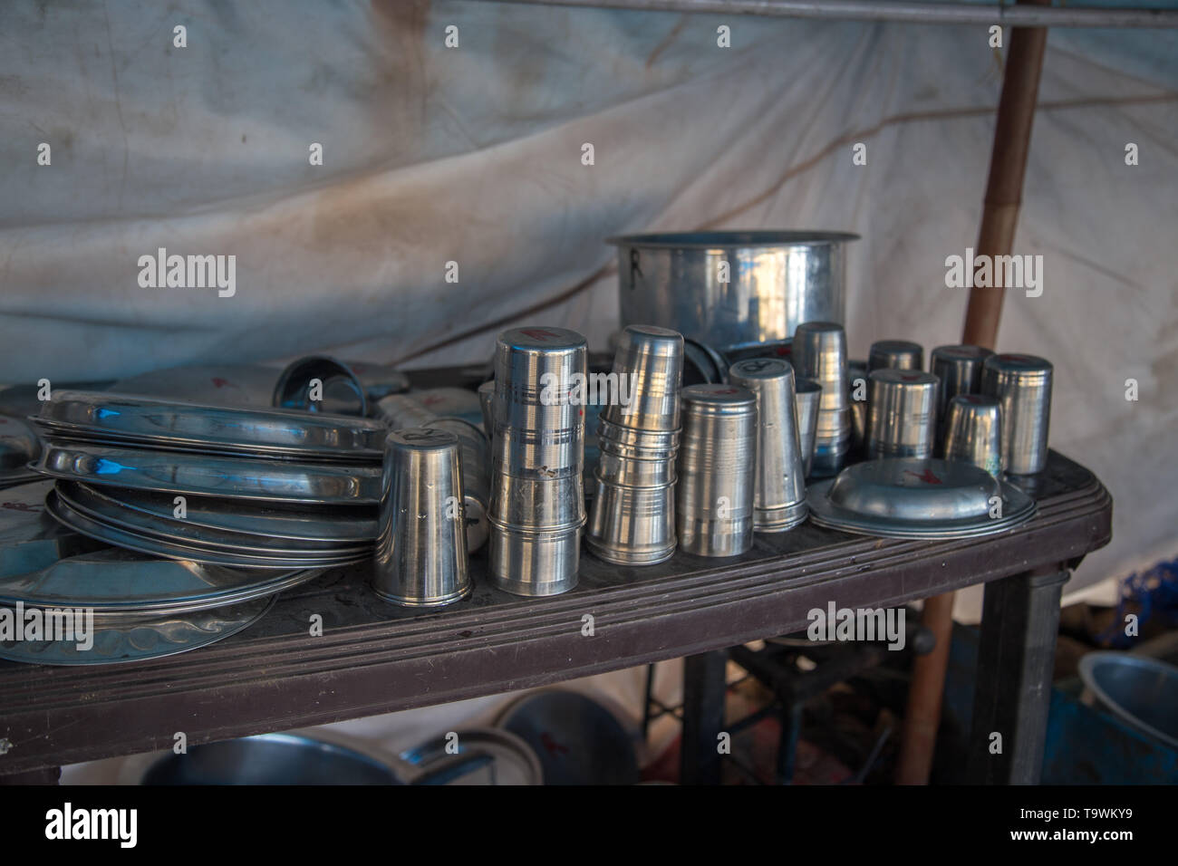 Nahaufnahme von Stahl geschirr Schalen, Töpfe und Schalen von einer alten offene Küche Restaurant in Indien verwendet Stockfoto