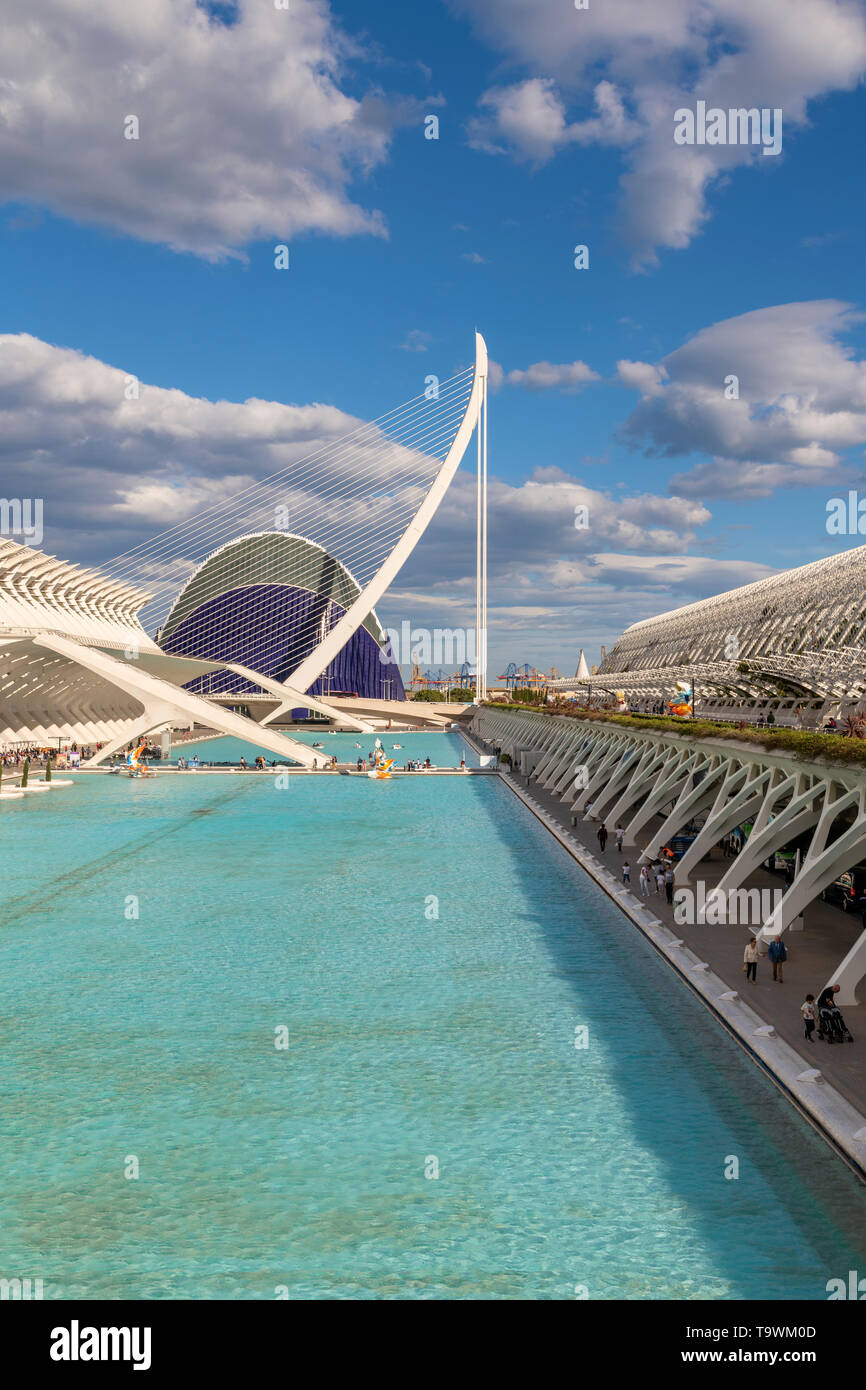 Pont de l'Assaut de l' oder Schrägseilbrücke, die Stadt der Künste und Wissenschaften oder Ciudad de las Artes y las Ciencias, Valencia, Comunidad Valenciana, Spanien Stockfoto