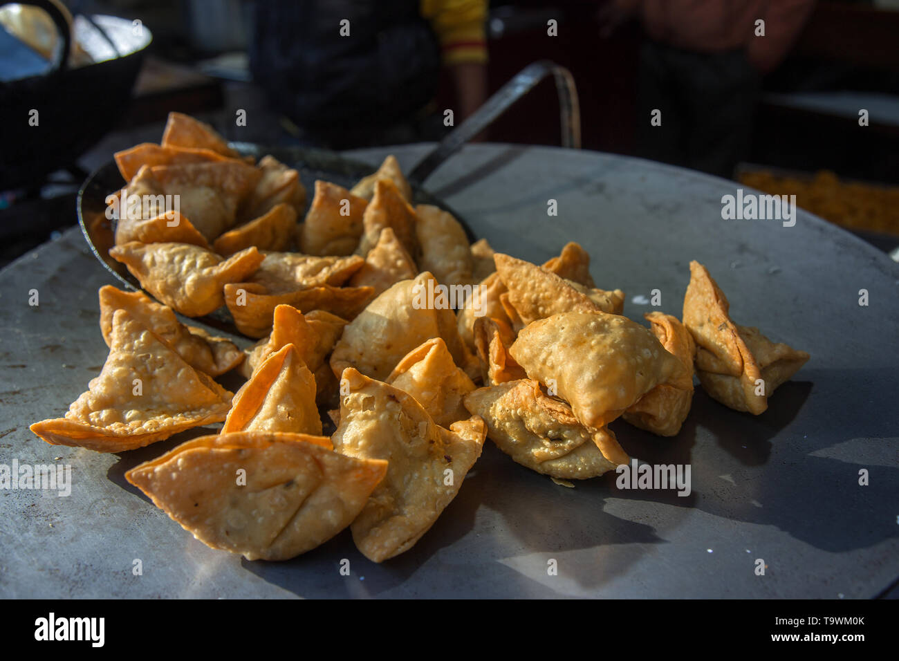 In der Nähe von frischem Samosas in der Straße Stockfoto