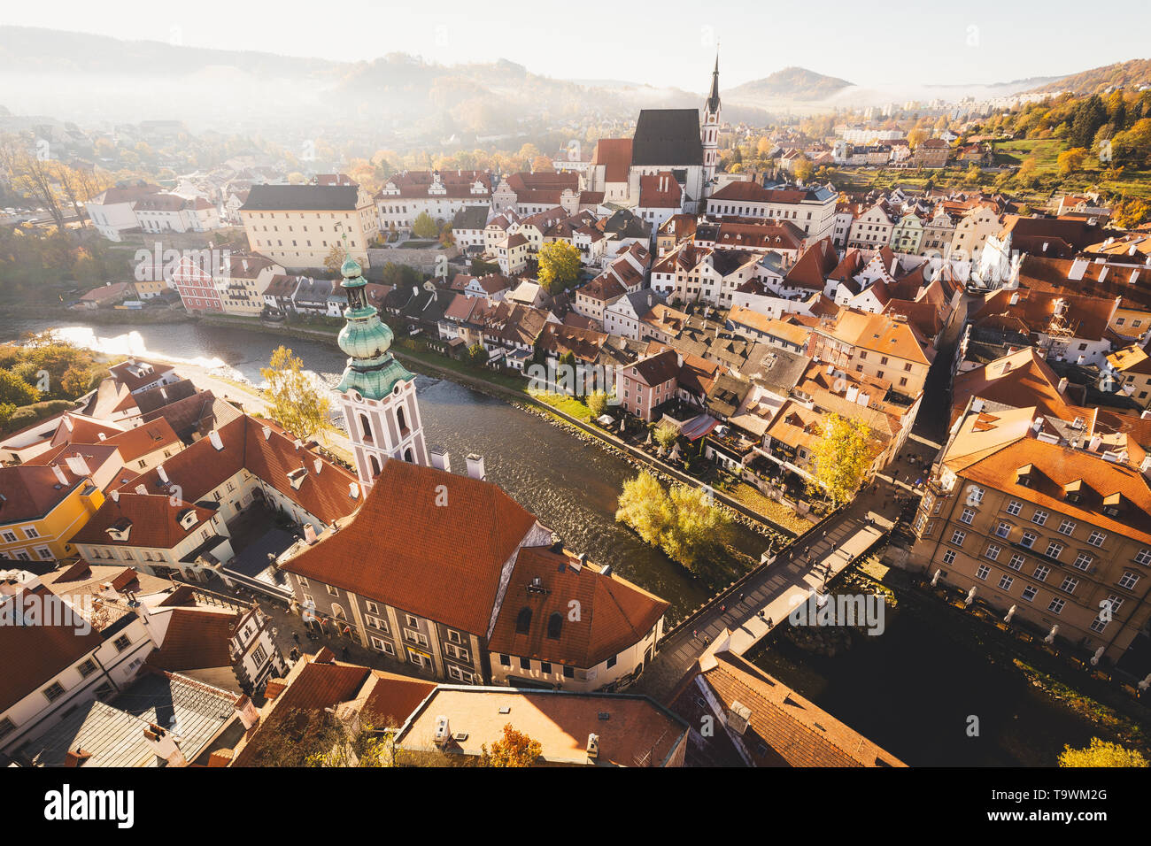Luftaufnahme der historischen Stadt Cesky Krumlov mit dem berühmten Schloss Cesky Krumlov, UNESCO-Weltkulturerbe seit 1992, in der wunderschönen Golden morni Stockfoto