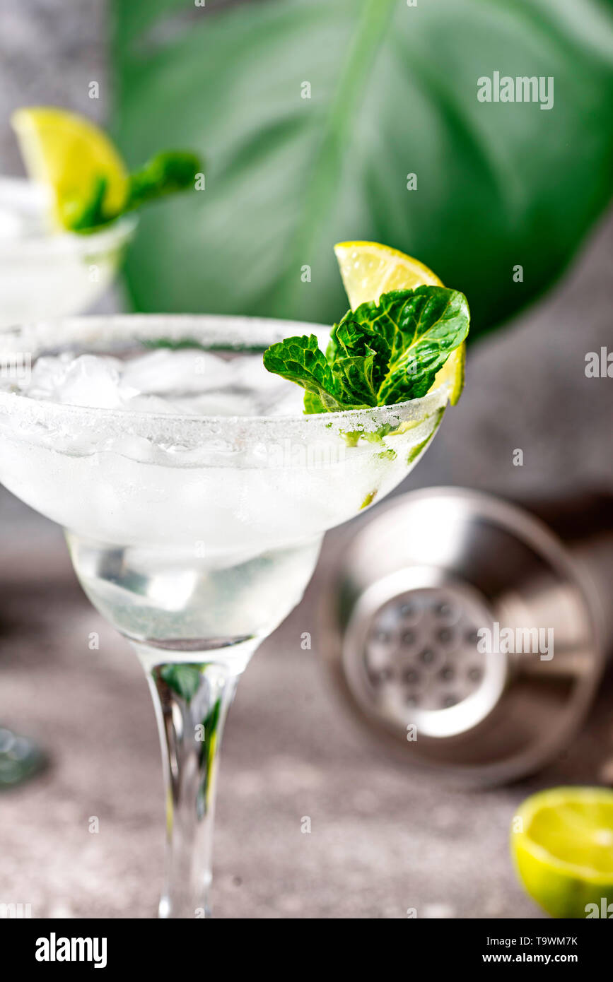 Margarita Cocktail mit Limetten und Eis Stockfoto