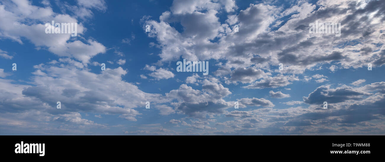 Blauer Himmel mit Wolken. Hi-res Panorama. Stockfoto