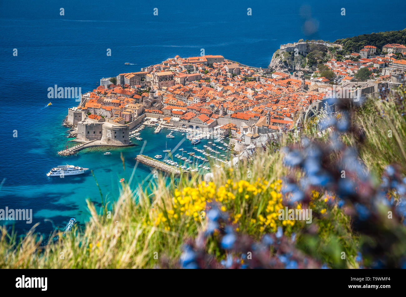 Panoramablick auf das luftbild der Altstadt von Dubrovnik, eines der bekanntesten touristischen Destinationen im Mittelmeer, von Srt Berg auf einem Stockfoto