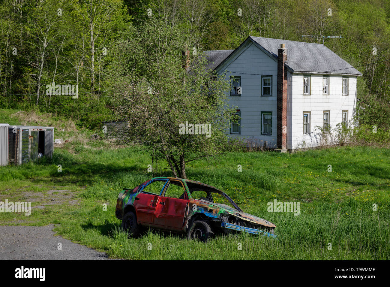 Zertruemmerten Auto, Demolition Derby vintage, verrottet durch verlassene hpuse, in der Nähe von Roscoe, New York, in den Catskills. Stockfoto