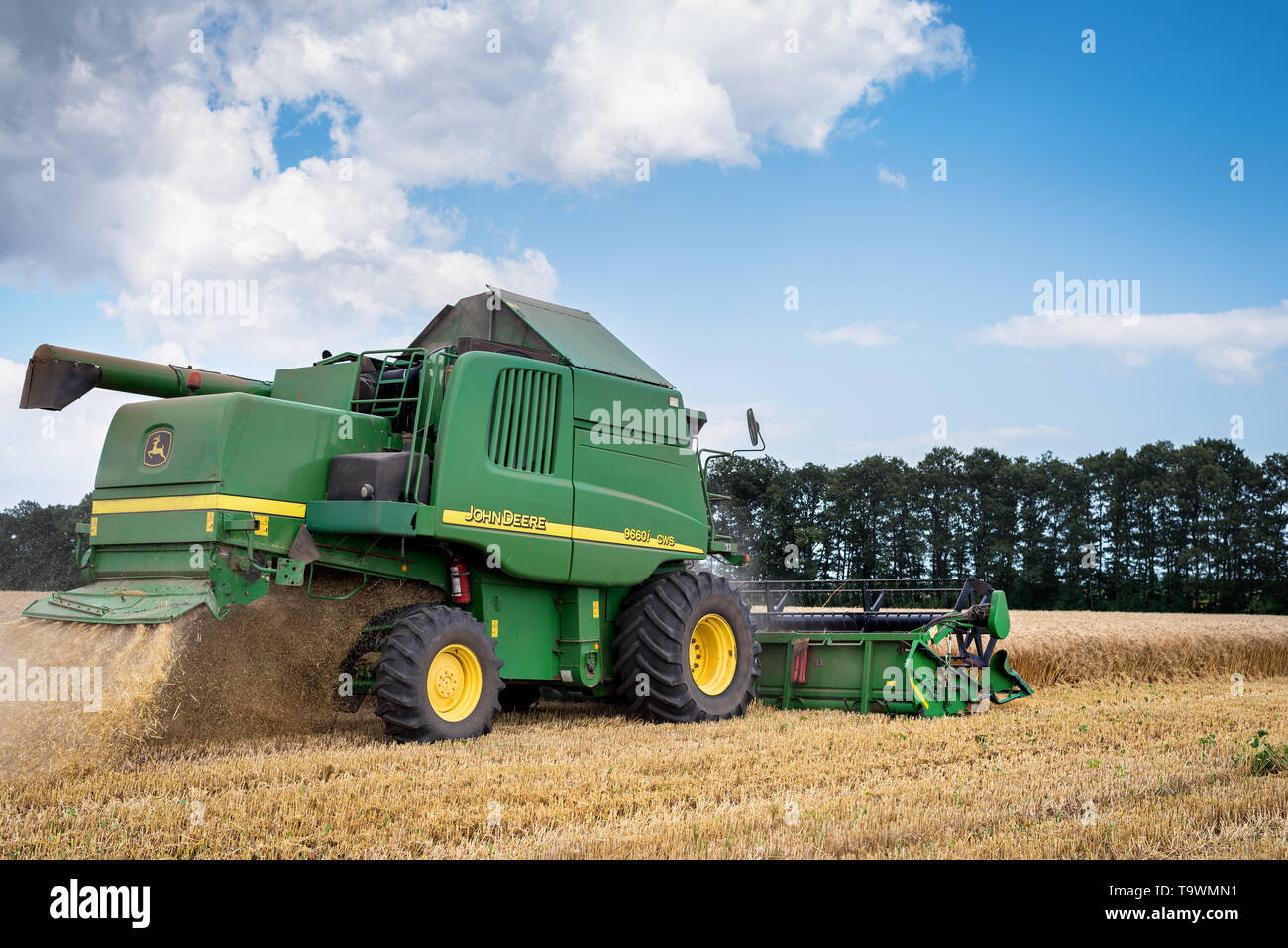 Dobrich, Bulgarien - Juli 08: Moderne John Deere Mähdrescher ernten Getreide im Feld in der Nähe der Stadt Dobrich, Bulgarien 8. Juli 2016 Stockfoto