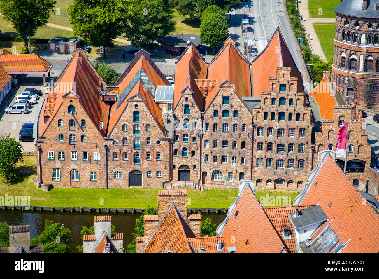 Schöne Aussicht auf die berühmten historischen Salzspeicher brick Lagerhaus Gebäude auf dem Oberen Trave in Lübeck auf einem malerischen sonnigen Tag im Sommer, Stockfoto