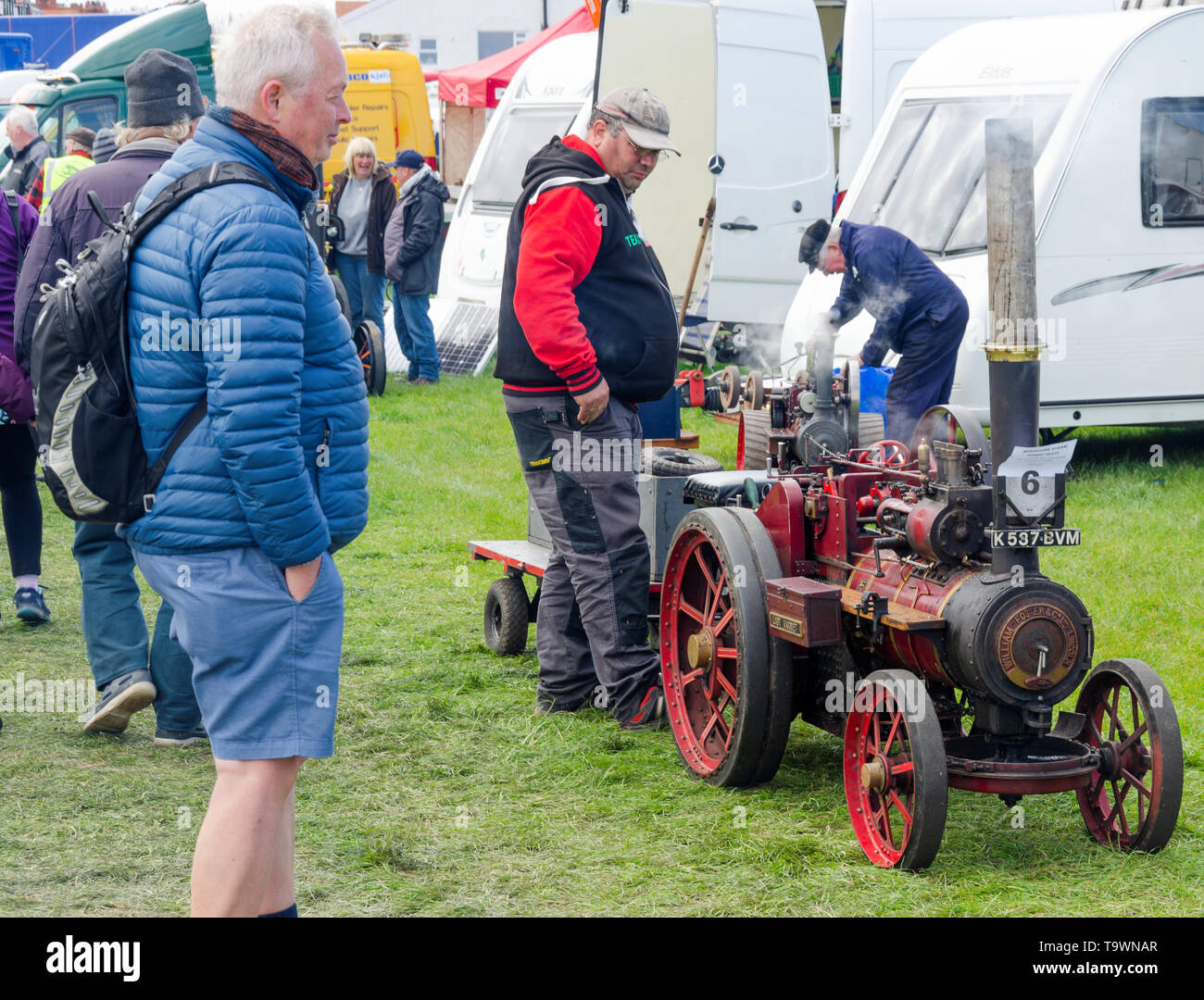 Llandudno, Großbritannien - 5. Mai 2019: Besucher der Llandudno Transport Festival 2019 genießen Sie die Displays und Exponate. Die Llantransfest ist in conjuncti gehalten Stockfoto