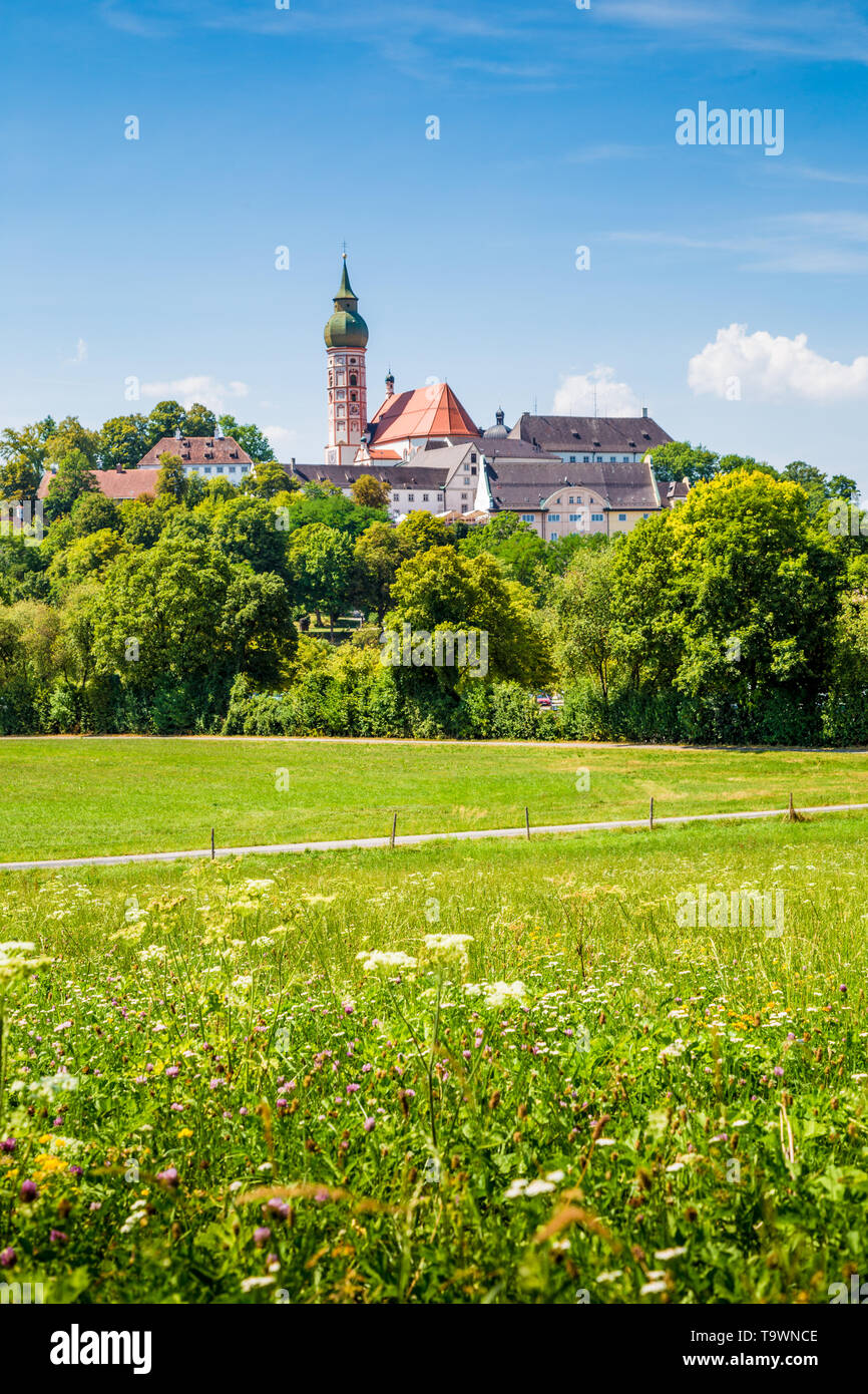 Schöne Aussicht von berühmten Kloster Andechs auf einem Hügel im Sommer, Landkreis Starnberg, Oberbayern, Deutschland Stockfoto