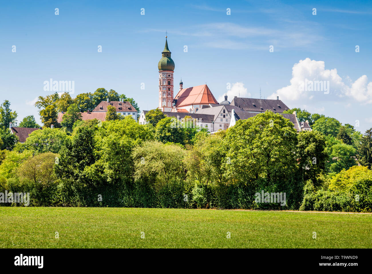 Schöne Aussicht von berühmten Kloster Andechs auf einem Hügel im Sommer, Landkreis Starnberg, Oberbayern, Deutschland Stockfoto