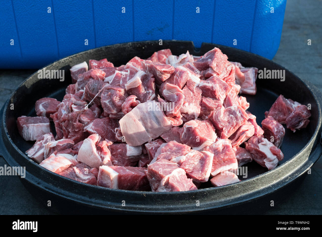 Fleisch, das in einem holländischen Ofen zubereitet wird Stockfoto