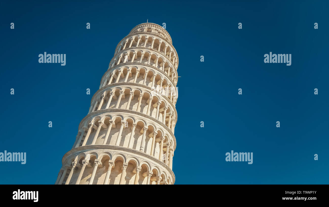 Touristen besuchen Schiefen Turm von Pisa in Italien Stockfoto