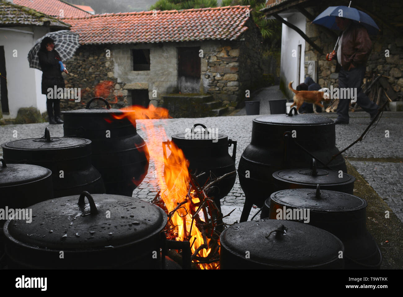 Während des Karnevals Truesday, in den Straßen des Dorfes, schwarzes Eisen Töpfe über dem Feuer kochen eine meathy Suppe für alle. Stockfoto