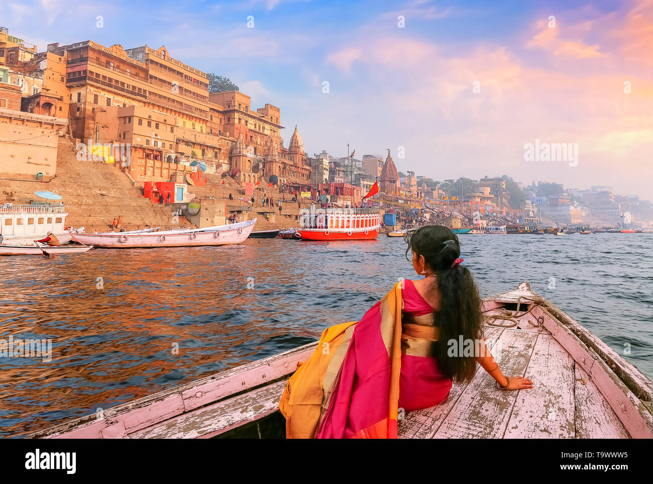 Varanasi antike Stadt Architektur mit Ganges River Bank bei Sonnenuntergang. Indische weibliche Touristen genießen Sie Bootsfahrten auf dem Fluss Ganges Stockfoto Varanasi antike Stadt Architektur mit Ganges River Bank bei Sonnenuntergang. Indische weibliche Touristen genießen Sie Bootsfahrten auf dem Fluss Ganges Stockfoto