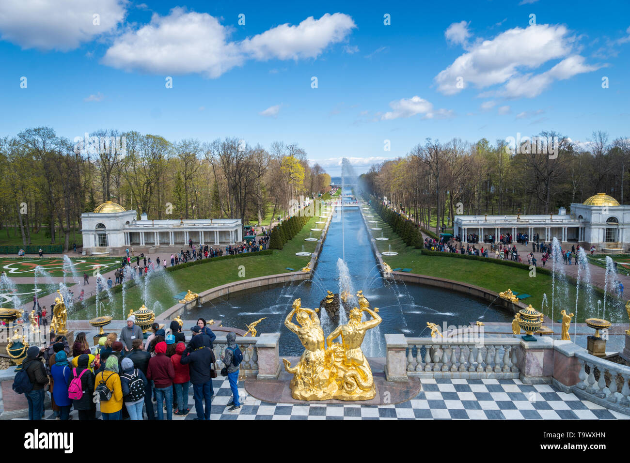 Sankt Petersburg, Russland - Mai 2019: Brunnen und Peterhof Palace ansehen und Touristen besucht. Peterhof Palace ist ein beliebter Ort für Besichtigungen. Stockfoto