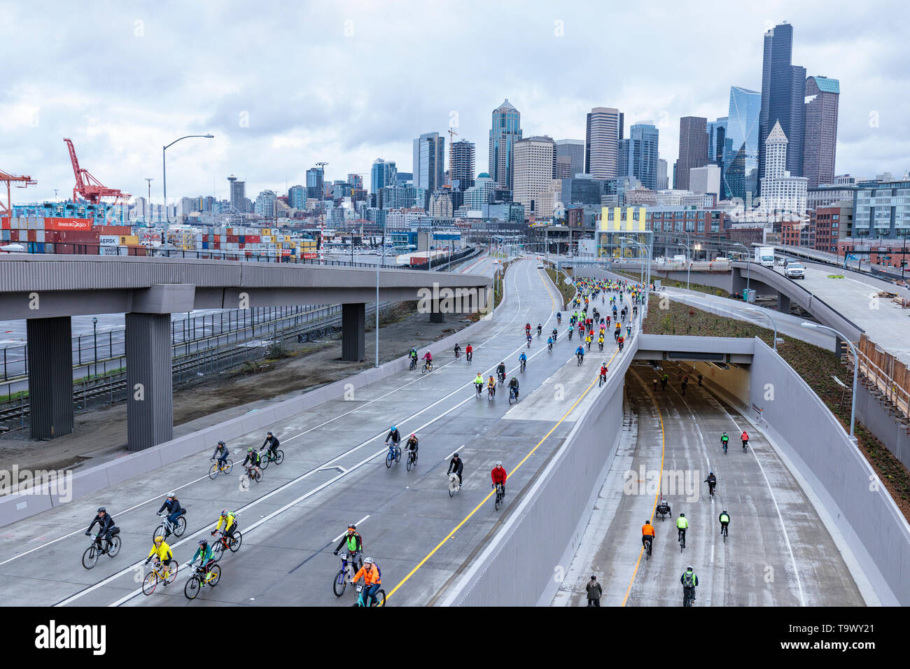 Fahrrad Riders Tour der neu abgeschlossenen Landstraße 99 Tunnel, die sich unter der Stadt Seattle, WA, USA geht. Stockfoto