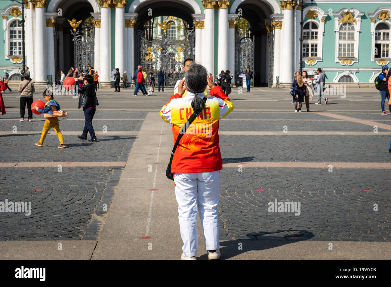 Sankt Petersburg, Russland - Mai 2019: chinesische Touristengruppe, die Fotos vor der Eremitage in St. Petersburg in Russland. Stockfoto